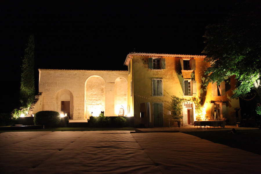 Eclairage jardin d'un domaine à l'occasion d'un mariage